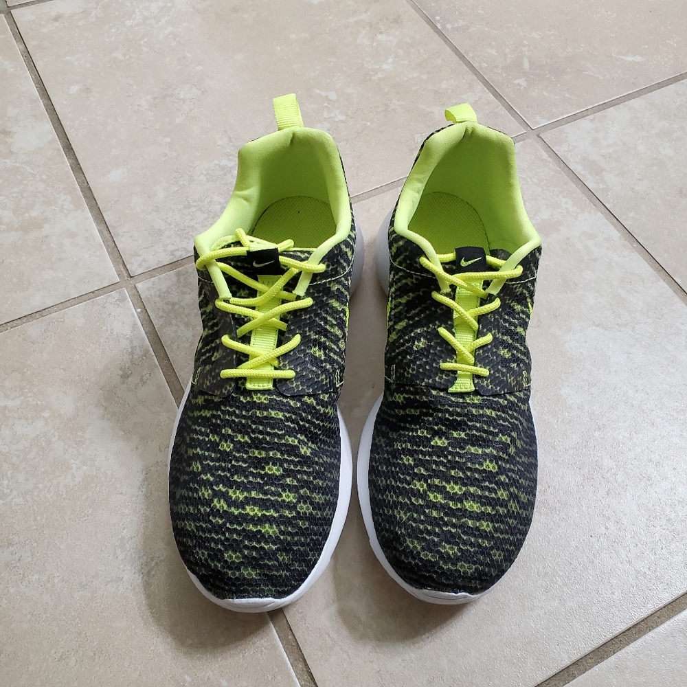 Nike Black and Volt Rosherun Flight Weight Shoes - Picture 10 of 10